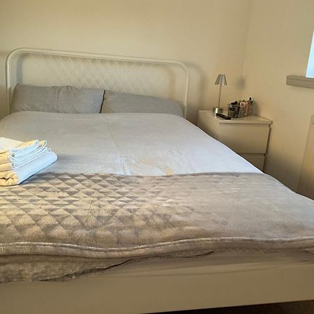 Comfy, Cosy Small Double With Wi-Fi Earley Exterior photo